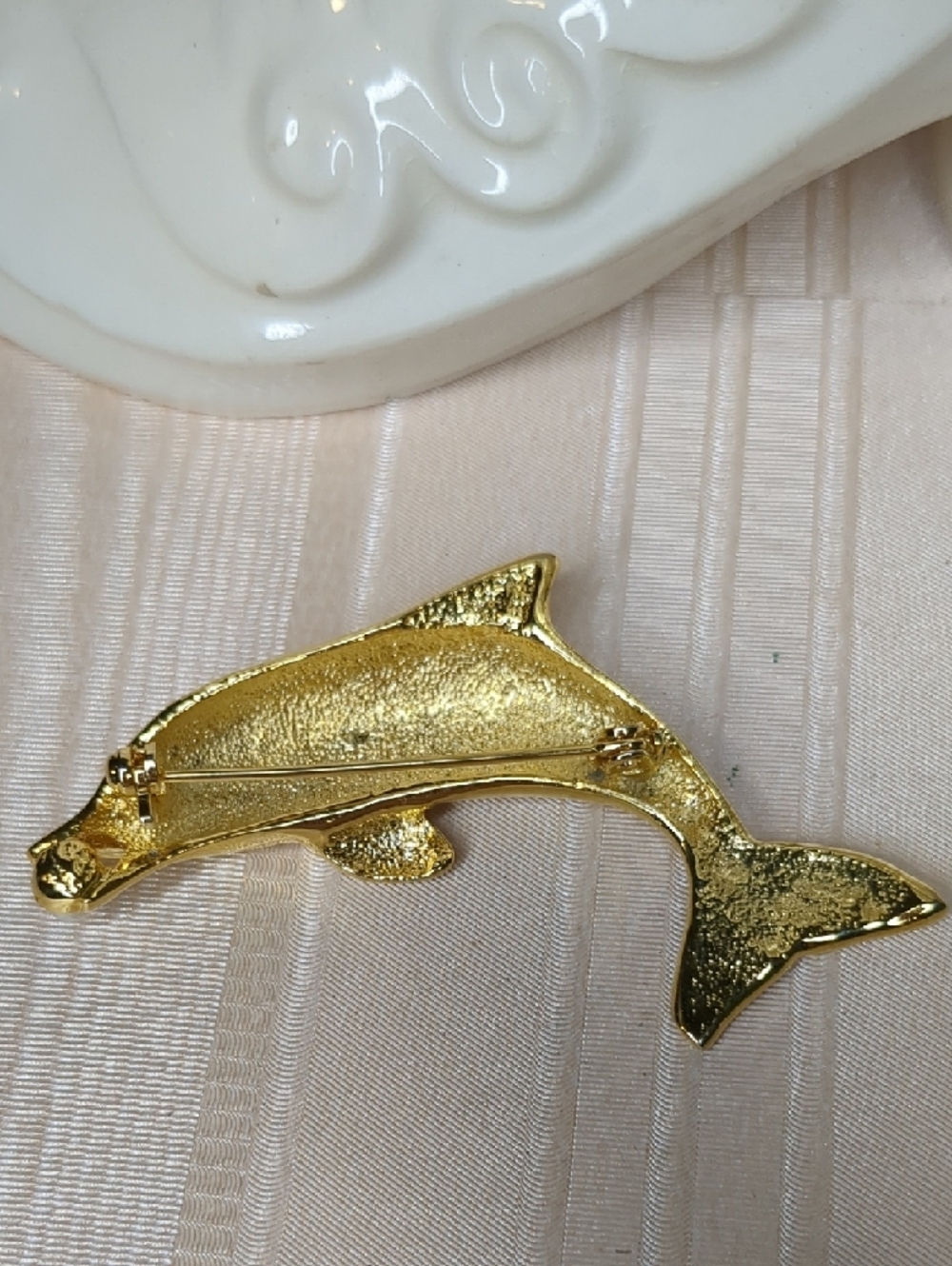 Vintage Lot 2 Gold Dolphin Broochs Pins Pearl Detail Coastal Grandma Beach Vibes - Picture 6 of 12